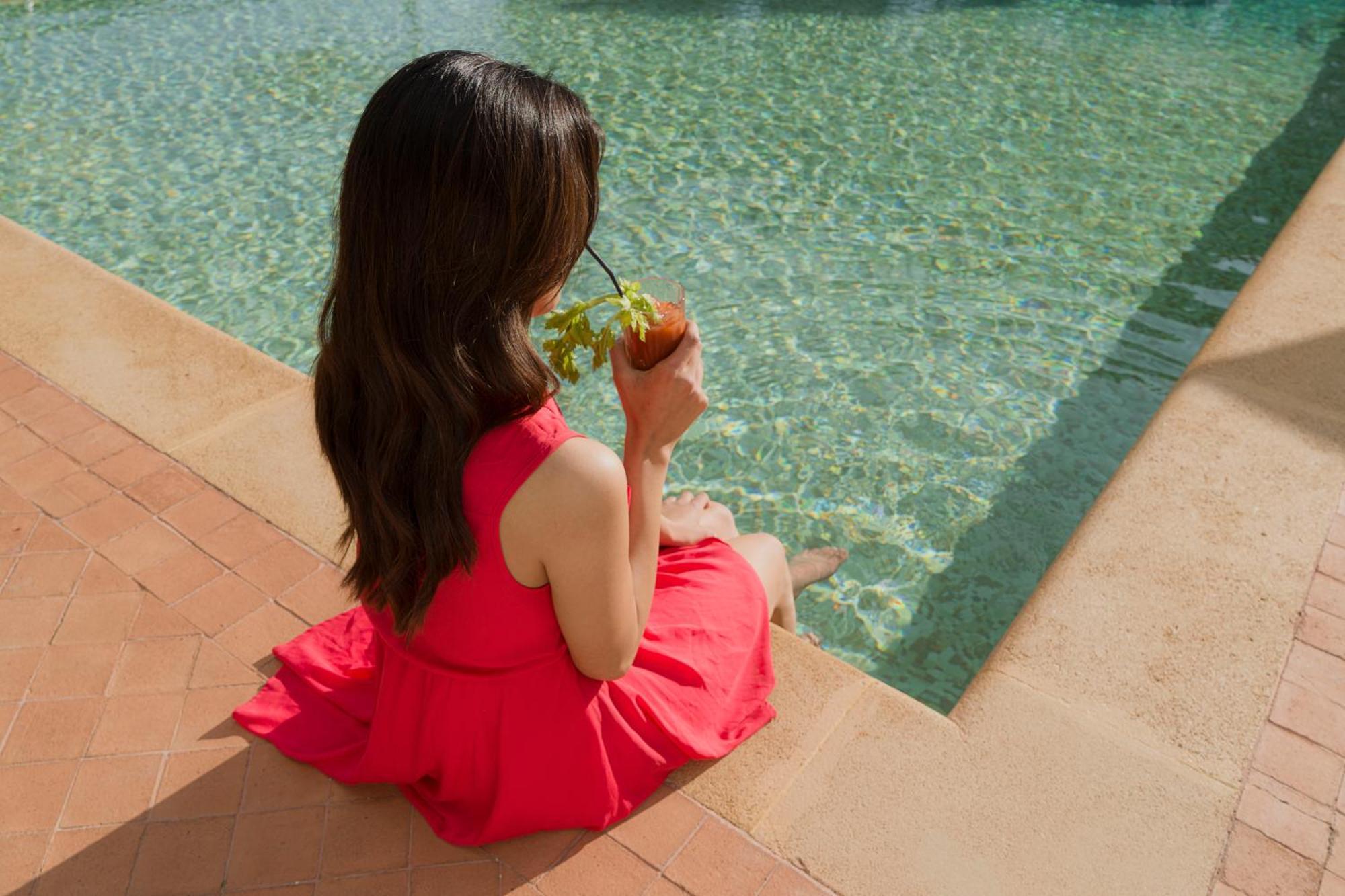 Villa Athena Resort Agrigento Zewnętrze zdjęcie A woman sitting by a pool