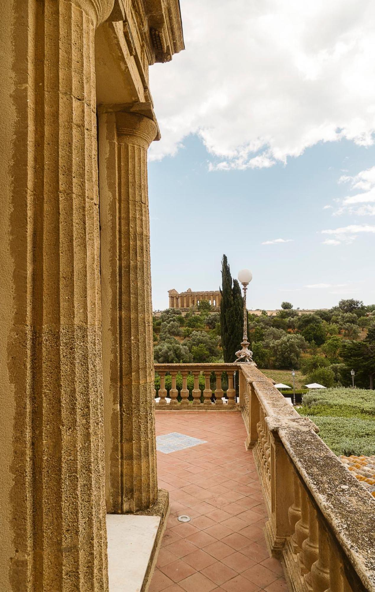 Villa Athena Resort Agrigento Zewnętrze zdjęcie View of the Acropolis from the Villa